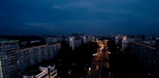 Росіяни атакують Україну балістичними ракетами: у Харкові ракета влучила між багатоповерхівками