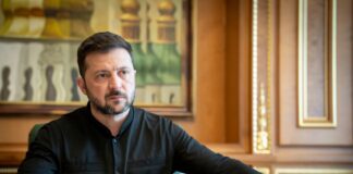 Зеленський: Ми не віддамо землю окупантам, а зустріч на Алясці – далеко від війни