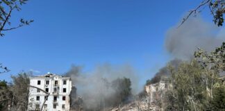 Росія завдала прицільного удару по п’ятиповерхівці в Краматорську: є загиблі та поранені – відео