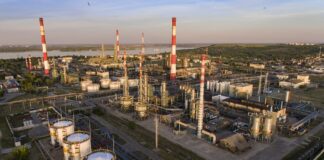 Росіяни скаржаться на атаку дронів на Саратовський нафтозавод – фото, відео