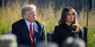 "Шановний президент". Опубліковано фото листа Меланії Трамп до Путіна