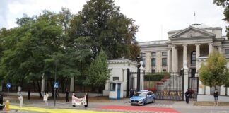 У Польщі перед посольством Росії розмалювали дорогу в кольорах українського прапора відео