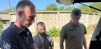 ДБР повідомило про викриття прикордонника, який продавав чоловікам "тури на футбол" за кордон