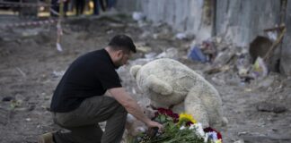 Зеленський відвідав зруйнований Росією будинок у Києві, де загинули 22 людини – відео