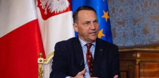 Сікорський: Українці мають дедалі більше підстав дякувати Європі, тоді як козирі США втрачають вплив