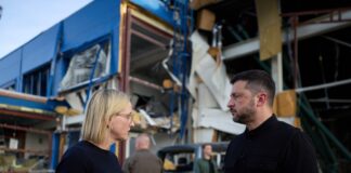 Зеленський відвідав американський завод Flex у Мукачеві, по якому вдарили росіяни – відео