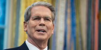 "Економіка РФ буде в повному колапсі": у Трампа заявили, що США потрібно тиснути разом з ЄС