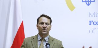 Сікорський жартома відреагував на російські версії про "шахеди" в Польщі