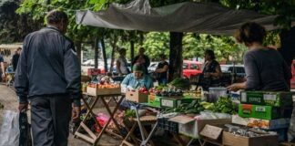 Ціни в Україні знижуються другий місяць поспіль