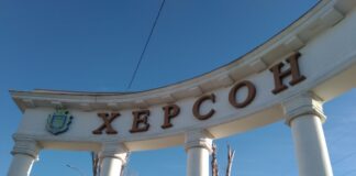 Росіяни атакували дроном зупинку у Херсоні, загинув чоловік