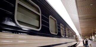 "Укрзалізниця зупинила три потяги через повідомлення про мінування"