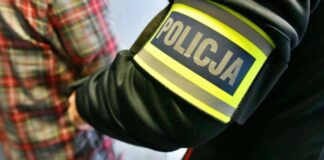 У Польщі підлітки знущалися над українцем: поголили наголо і намалювали свастику – відео