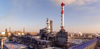 Орськ у Росії атакували дрони, на відео зафіксовано вибухи в районі НПЗ "Орськнефтеоргсинтез"