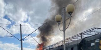 Російська Федерація атакувала два поїзди у Шостці, постраждало близько 30 осіб, серед них троє дітей – фото