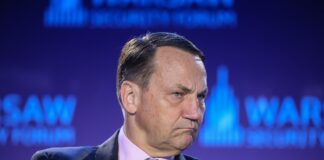 Сікорський відповів на звинувачення Меркель щодо зриву переговорів з Путіним