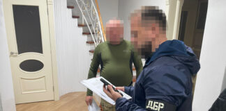 ДБР: Офіцер направив військових укладати бруківку та встановлювати пам’ятники під Львовом