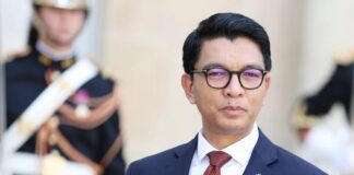 Президента Мадагаскару вивезли з країни військовим літаком через протести та заколоти