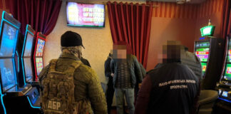 ДБР: Еміграційні службовці вимагали хабарі від іноземців для можливості залишитися в Україні