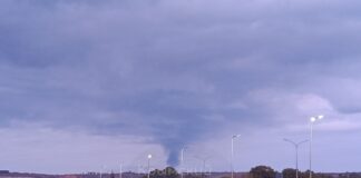Перебої з електрикою в Криму через пошкодження електропідстанцій, палає нафтобаза, є відео