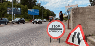 Водій вантажівки збив двох військових на блокпосту в Одеській області; вони загинули