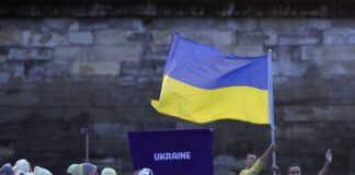 Поліція затримала двох чоловіків, які зірвали прапор з будівлі консульства у Перемишлі