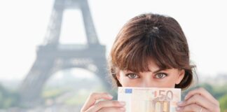 Через політичну кризу у Франції євро втрачає позиції