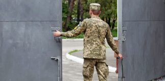 У Тернополі військовозобов’язаний у стані алкогольного сп’яніння випав з п’ятого поверху ТЦК і перебуває в реанімації