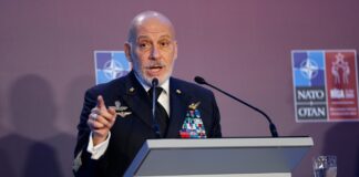 Адмірал НАТО назвав війну РФ проти України "марною тратою життів" і закликав до діалогу
