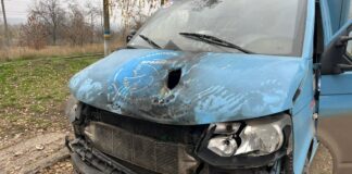 У Костянтинівці РФ атакувала безпілотником гуманітарний автомобіль з іноземними журналістами видео