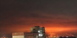 Безпілотники атакували Саратов та Енгельс у Росії, біля нафтозаводу зафіксовано пожежу – відео