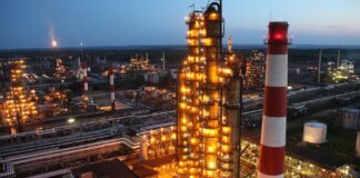 Росіяни повідомили про атаку дронів на Рязань, де знаходиться один із найбільших нафтопереробних заводів, відео
