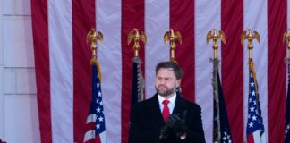 "Агресивна дипломатія": Ванс пояснив, чому Трамп продовжує спілкування з Путіним