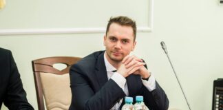 Жернаков заявив, що поліція намагається увірватися до нього і примусово доставити на комісію Ради