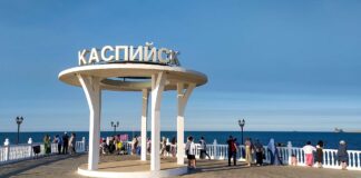У російському Каспійську пролунали вибухи: влада скаржиться на атаку дронів, з’явилося відео