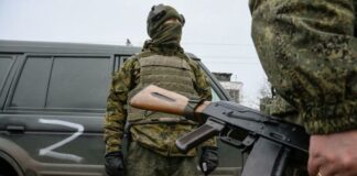 В Бердянську ГУР та партизани підірвали п’ятьох росіян і пошкодили їхні автомобілі – відео