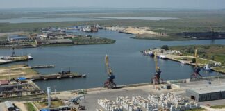 У РФ завдано удару по морському порту та одному з найбільших у світі газохімічних комплексів, повідомляє джерело