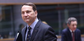 Сікорський "нагородив" Орбана орденом Леніна після його заяв про запобігання війні між РФ та Європою