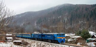 Через негоду в Україні ускладнено рух поїздів, у Київській області знеструмлено залізничну ділянку