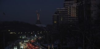 Більше 800 000 споживачів у Києві залишилися без світла після масованої атаки РФ, заявив Шмигаль