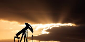 ЗМІ: Після рекордного падіння ціни на нафту почали зростати
