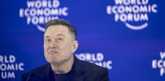 Поліція провела обшуки в паризьких офісах Маска, підприємець заявив про "політичну атаку"