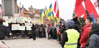 Bihus.Info: Українка, яка отримала відзнаку Міністерства оборони, організовує проплачені мітинги в Польщі