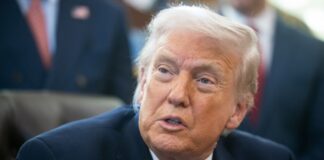 Трамп пригрозив Ірану другою авіаносною групою, проте переговори оцінює позитивно