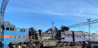 Росіяни завдали удару по залізниці в кількох регіонах, пошкоджено локомотиви, фото