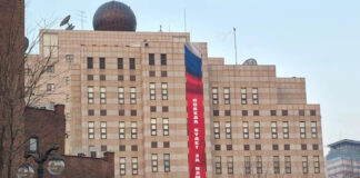 Південна Корея вимагає від посольства РФ зняти банер із написом "Перемога" у центрі Сеула