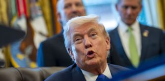 Трамп обговорює трьох потенційних лідерів Ірану та закликає скласти зброю, інакше це "неминуча смерть"
