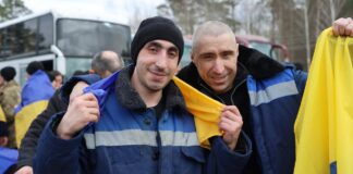 Трьохсот українських військових та двох цивільних вдалося повернути з полону – фото, відео