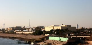 AP: Ракета вдарила по посольству США в Багдаді, там піднімається дим відео