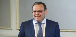 ЄС не продовжив санкції для двох росіян, але це не олігархи Усманов і Фрідман, повідомляє Politico