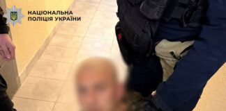 У Києві затримали чоловіка, який прогулювався з автоматом у житловому комплексі